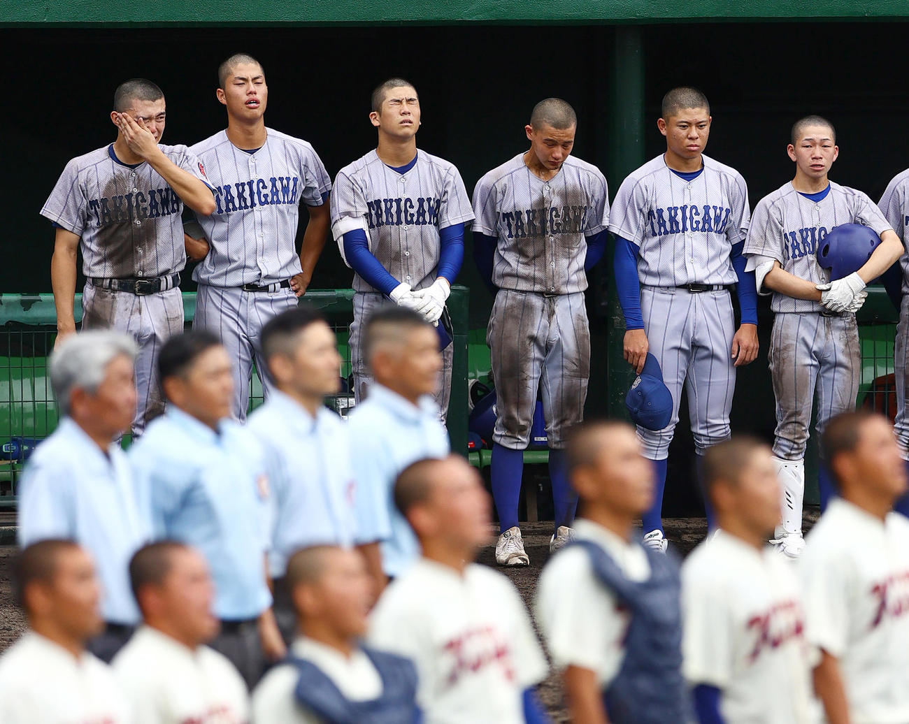 兵庫大会2回戦　神戸国際大付対滝川　神戸国際大付に敗れ涙する滝川・新井（後方左から3人目）らナイン（撮影・上山淳一）