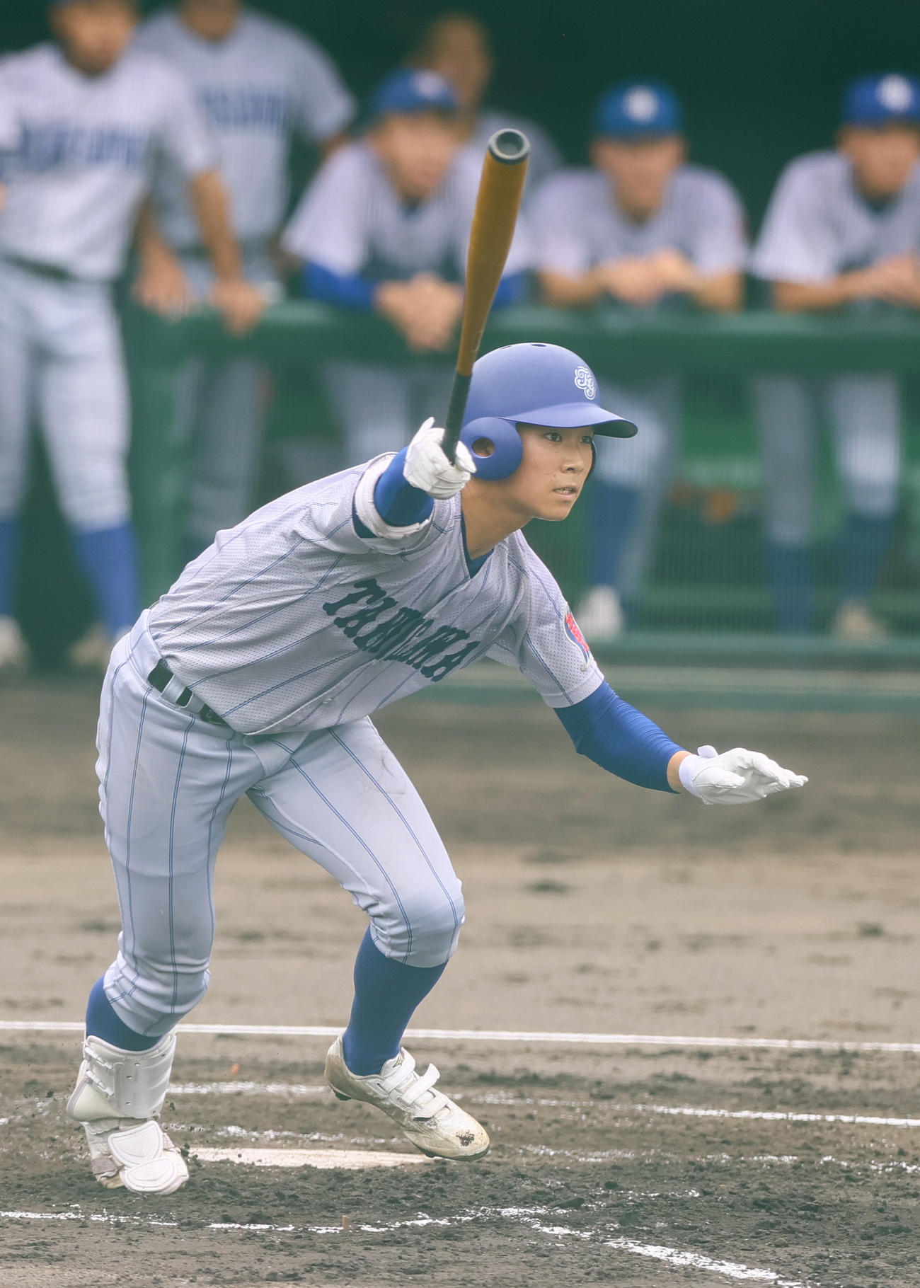神戸国際大付対滝川　1回裏滝川1死一塁、新井は右前打を放つ（撮影・上山淳一）
