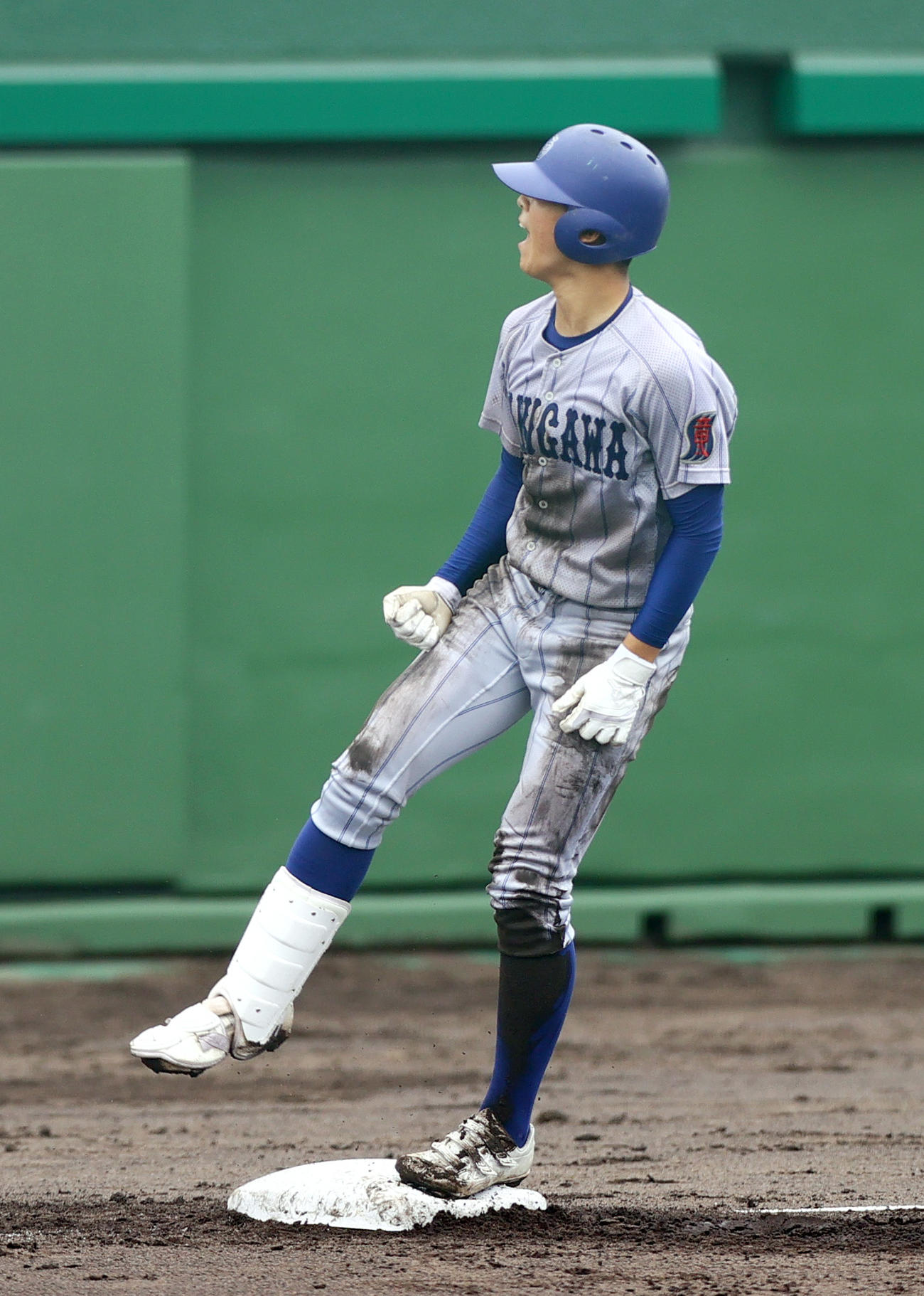 神戸国際大付対滝川　2回裏滝川2死満塁、新井は中適時3点三塁打を放ち三塁で喜ぶ（撮影・上山淳一）