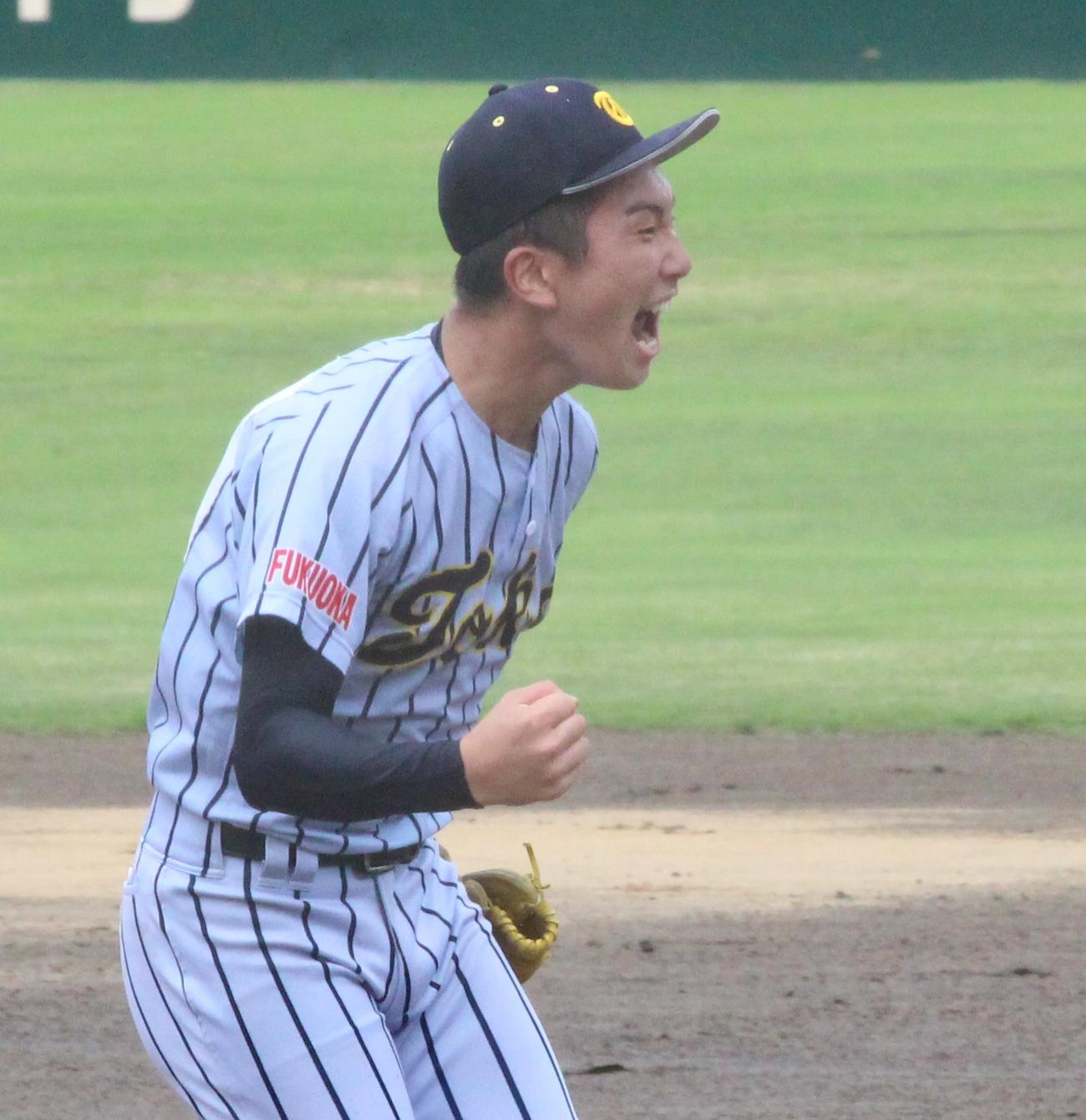博多工対東海大福岡　3回表博多工2死、相手1番を二ゴロに仕留め、ほえてガッツポーズする東海大福岡・西村壮投手（撮影・菊川光一）