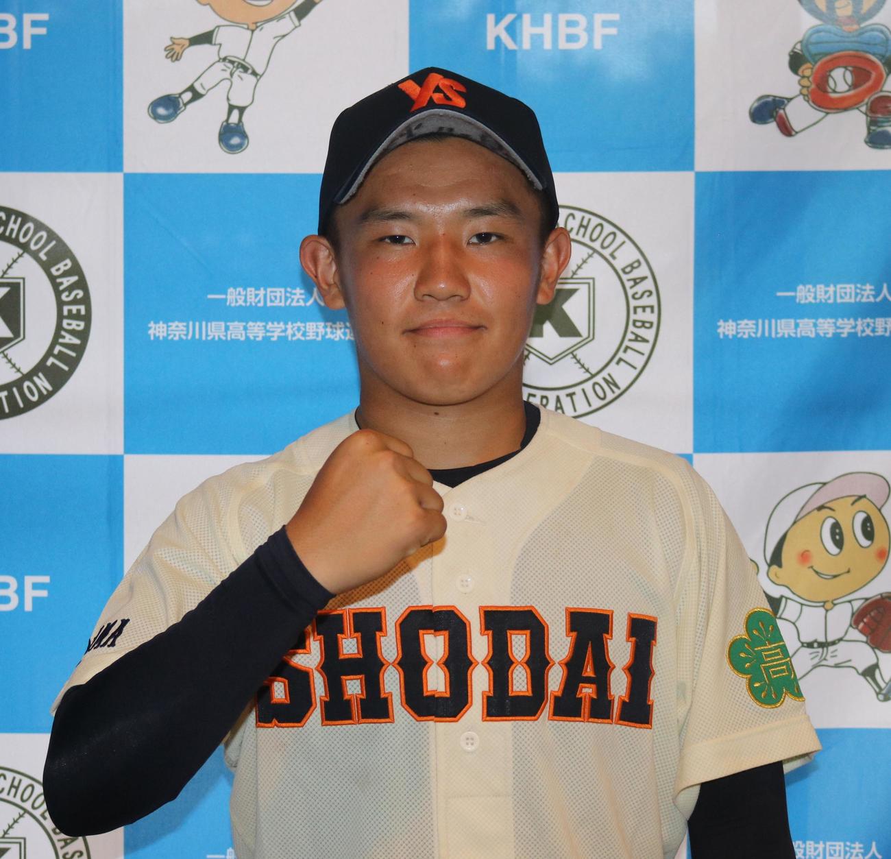 横浜商大高－光陵　勝利を収めガッツポーズする横浜商大高先発の岡村（撮影・深田雄智）