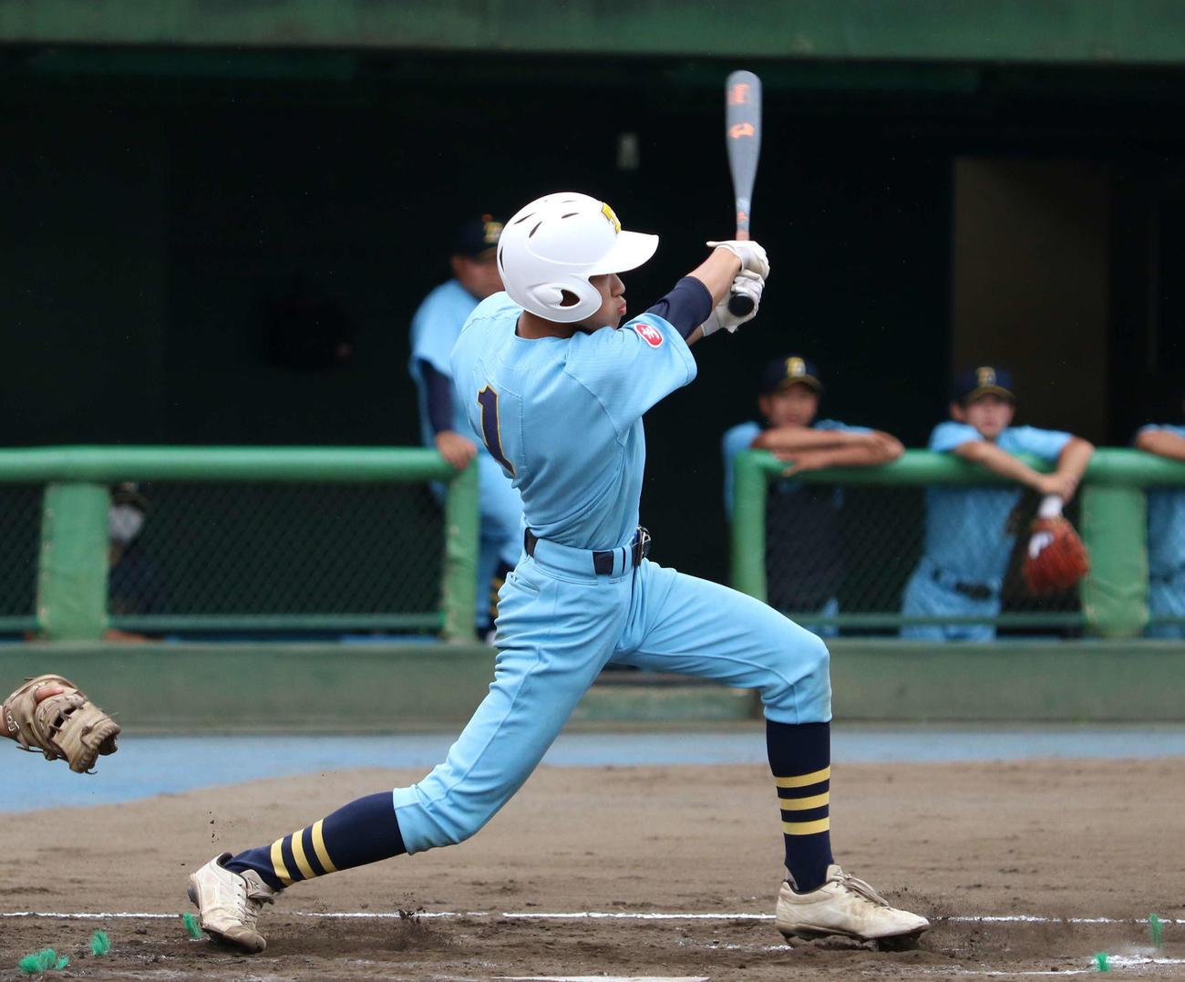 羽生実・羽生・児玉・深谷対所沢商　2回裏所沢商2死二、三塁、左中間に2点適時二塁打を放つ臼井（撮影・野見山拓樹）