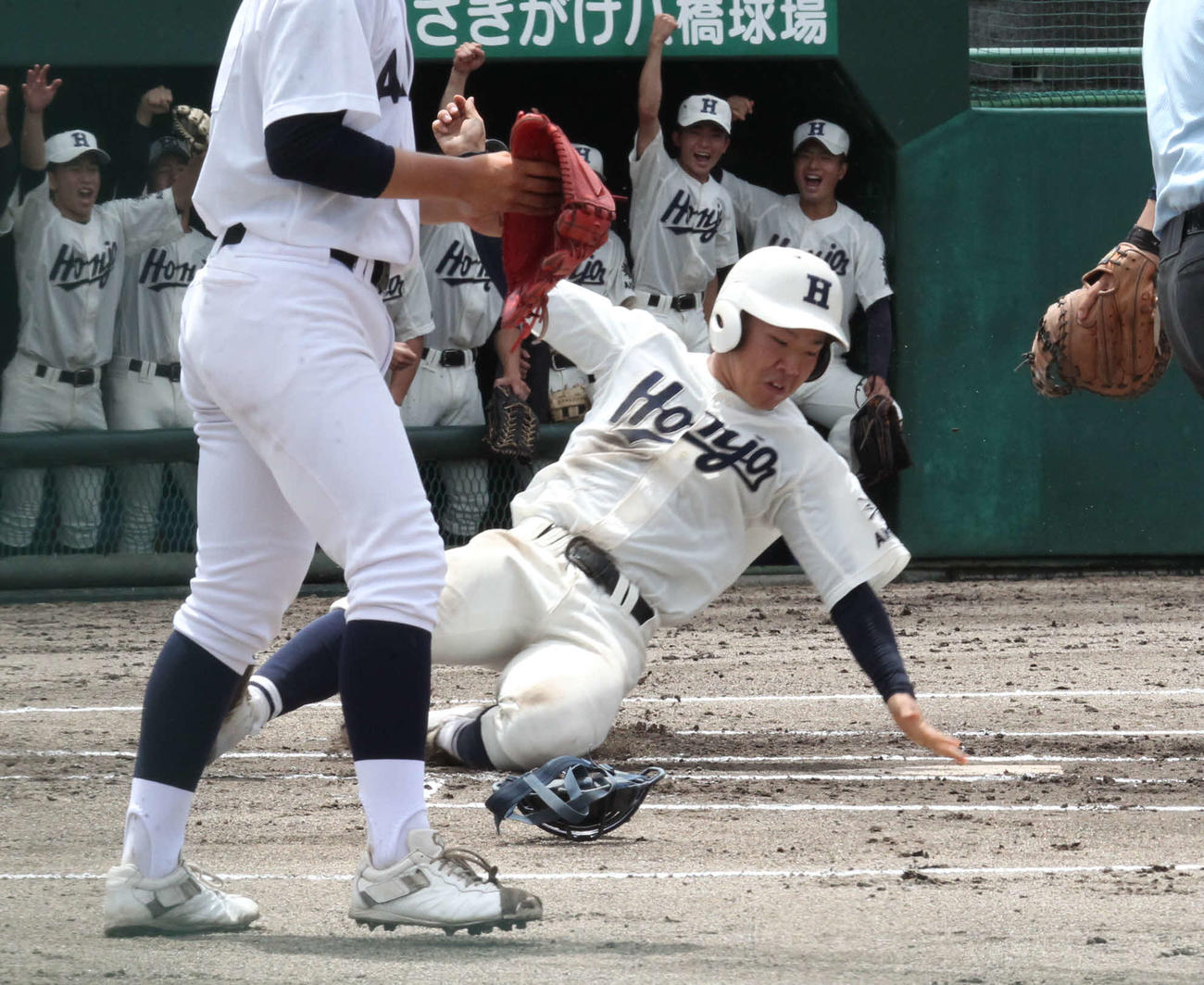 試合再開直後の4回裏、本荘の斉藤佑真が4点目のホームにかえる