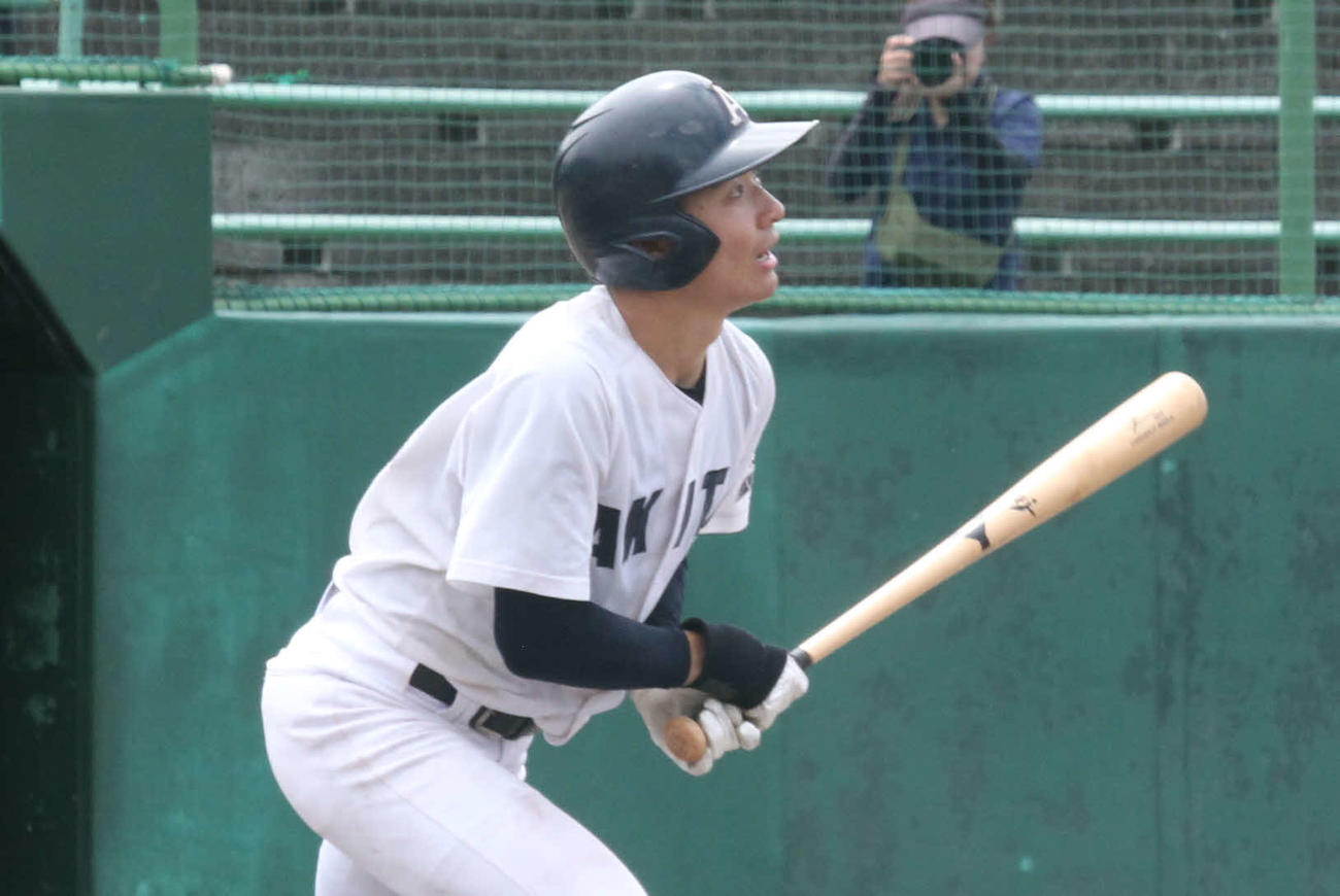 秋田は6回、佐藤伯のタイムリーで1点を返した