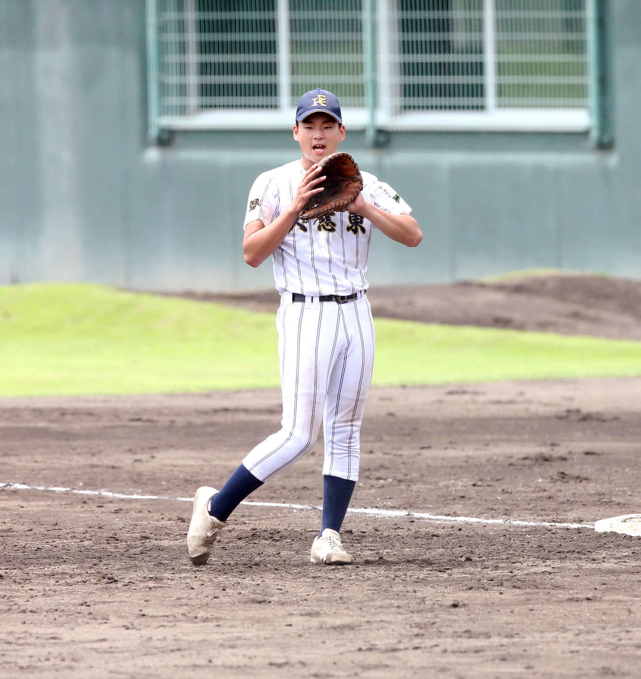 久慈東対一関一　守備で声掛けする久慈東・中崎主将（撮影・木村有優）