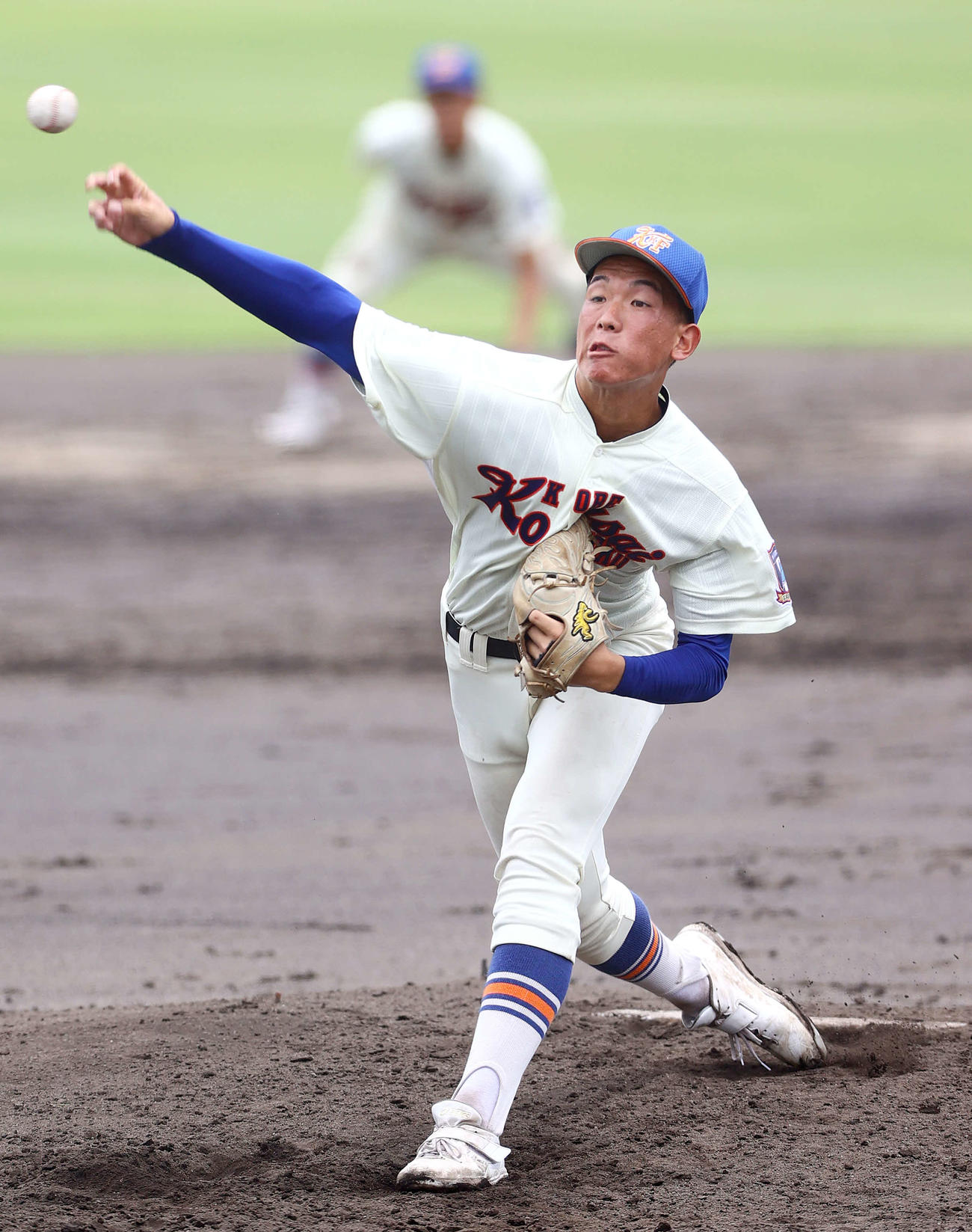 神戸国際大付対滝川　3回裏、力投する神戸国際大付・中村（撮影・上山淳一）