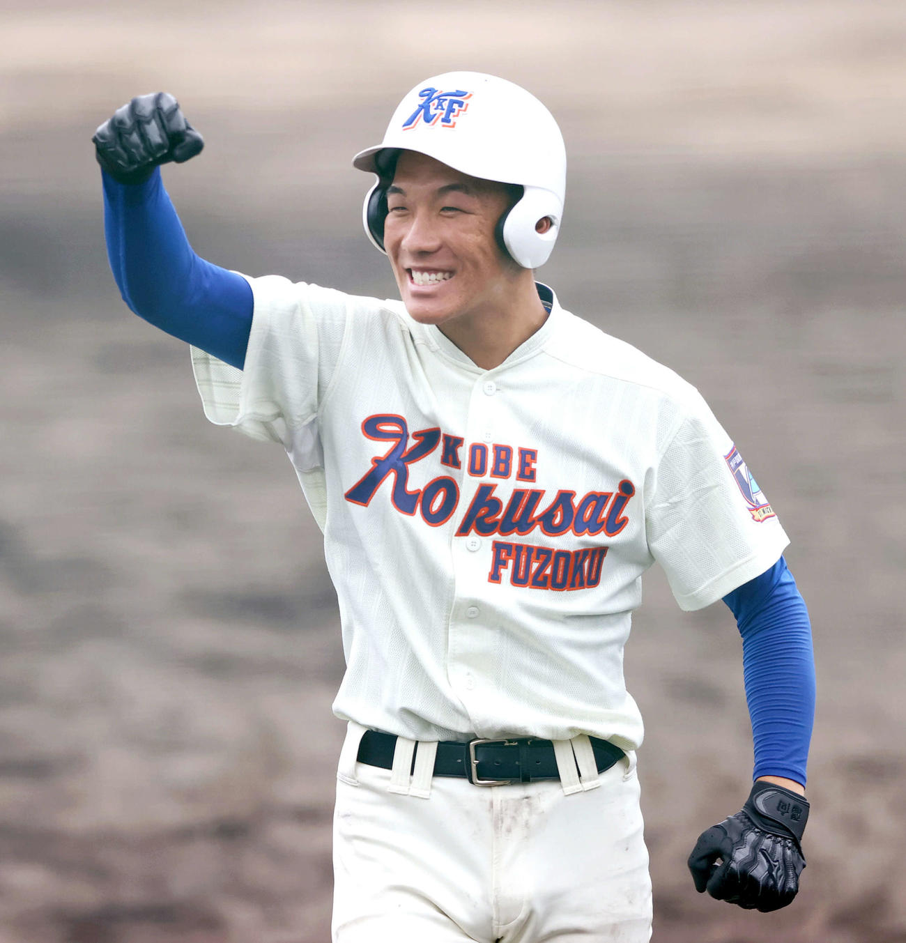 神戸国際大付対滝川　9回表神戸国際大付2死満塁、中村は左前適時打を放ちガッツポーズ（撮影・上山淳一）