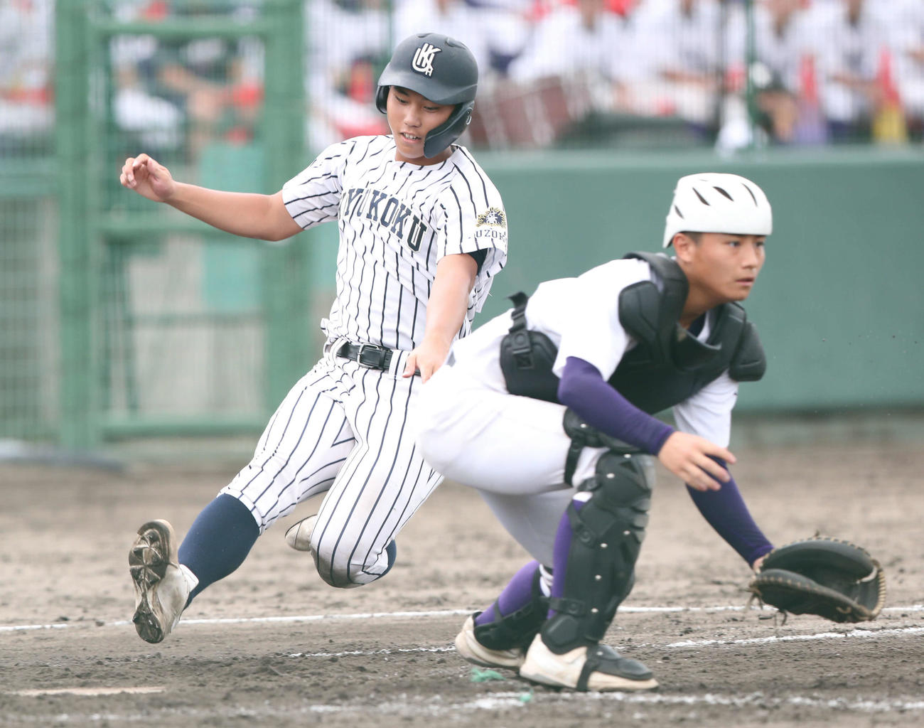 九州国際大付対東福岡　3回表九州国際大付1死一塁、三宅の右越え適時二塁打で生還する牟礼（撮影・梅根麻紀）