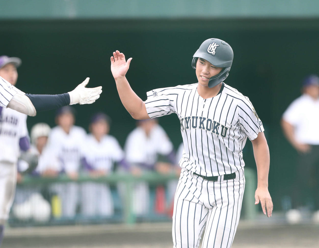九州国際大付対東福岡　3回表九州国際大付1死一塁、三宅の右越え適時二塁打で生還した牟礼（撮影・梅根麻紀）