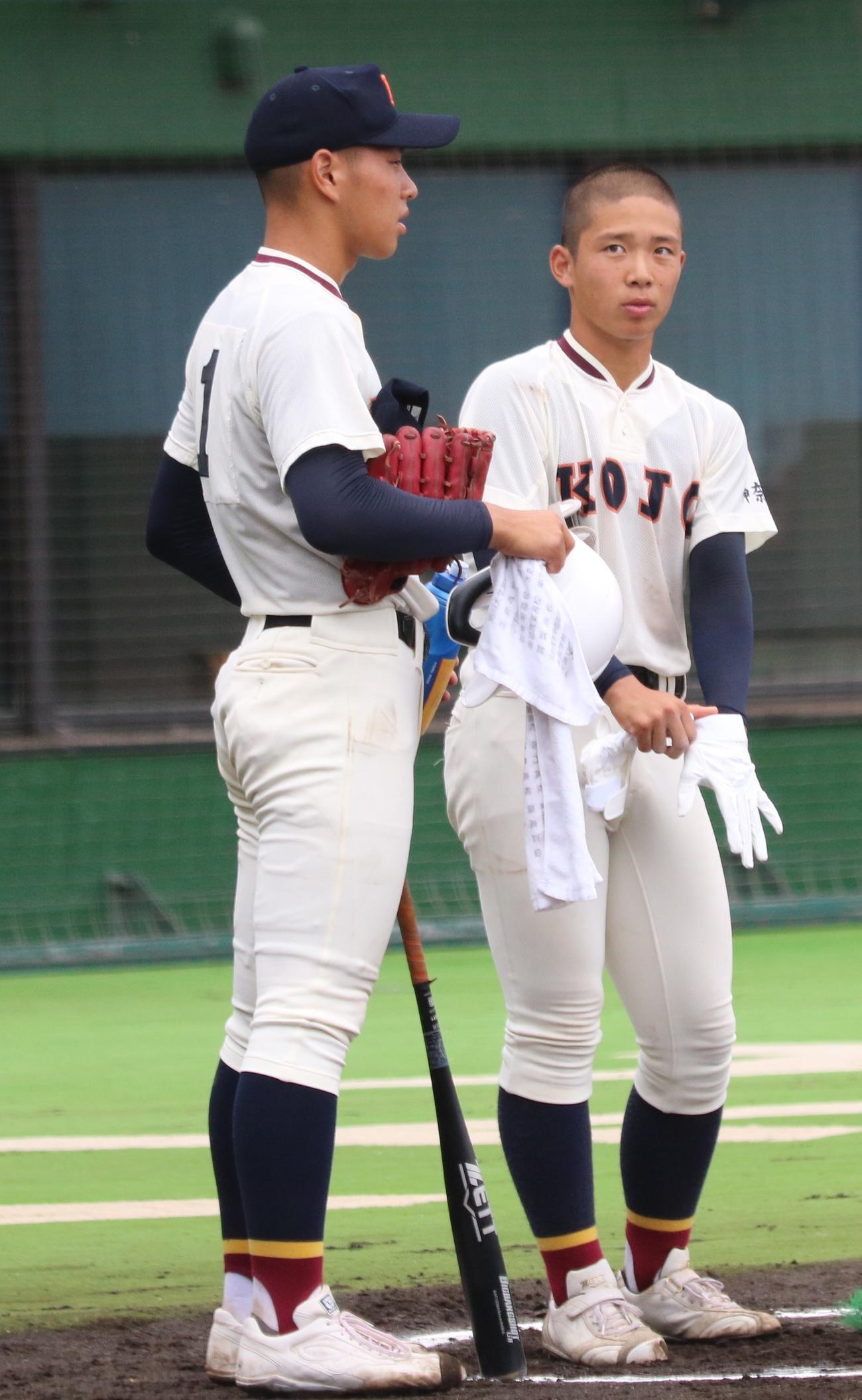 向上対上溝南　攻守交代時に会話する向上・百瀬（左）と大森（撮影・深田雄智）