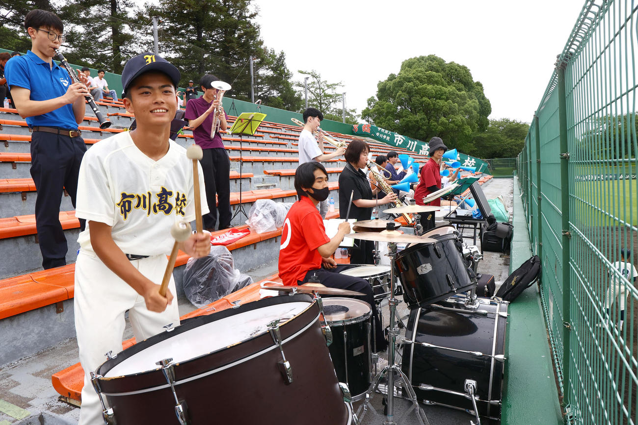 兵庫大会2回戦　市川対星陵　市川の応援団（撮影・上山淳一）