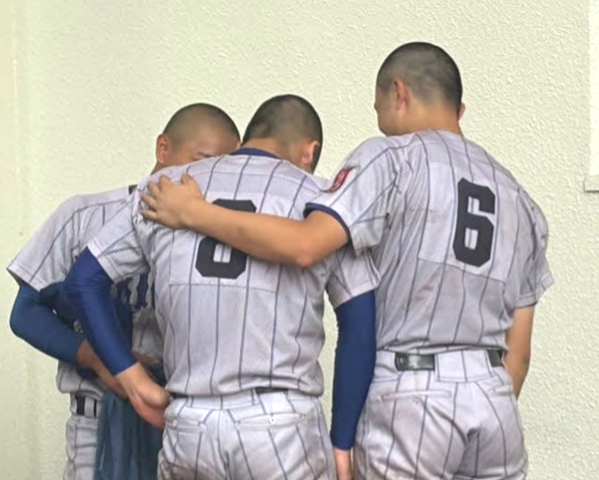 神戸国際大付対滝川　試合後、球場外で号泣する滝川・新井（中央）に声をかける中村主将（右）ら（撮影・塚本光）