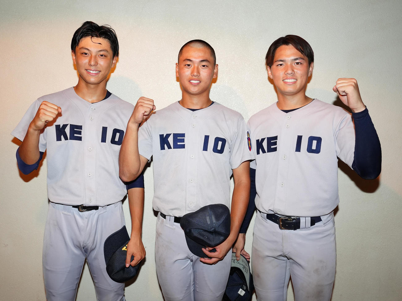 慶応対横須賀学院　試合後、ガッツポーズで笑顔を見せる慶応の選手たち。左から青木、酒井、加藤（撮影・江口和貴）