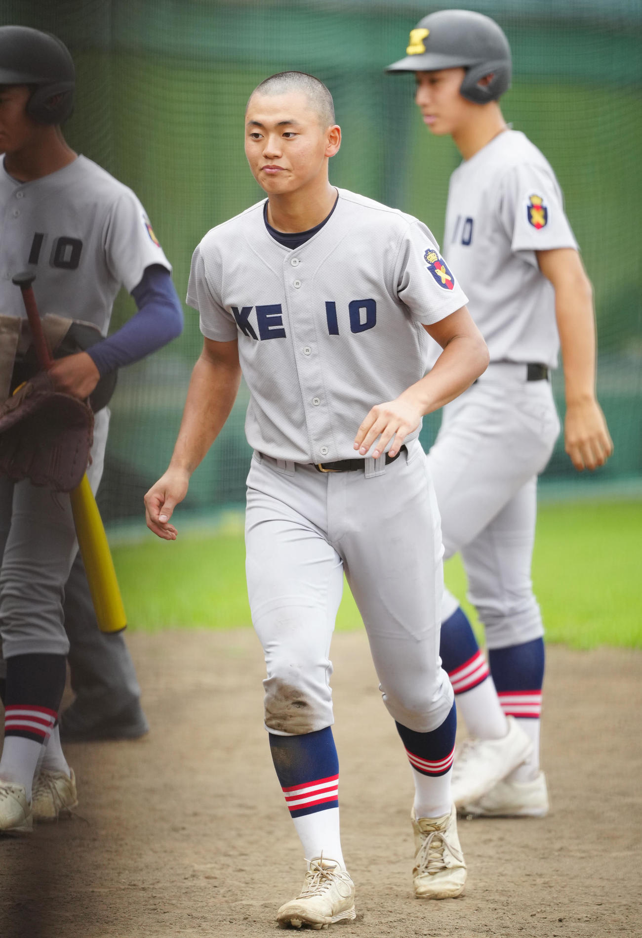 慶応対横須賀学院　3回表終了後、守備の準備を行う慶応・酒井（撮影・江口和貴）