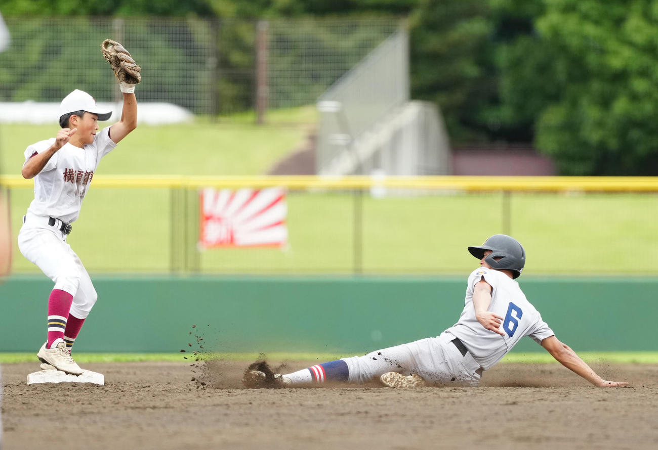 慶応対横須賀学院　4回表慶応無死一塁、二塁盗塁を決める酒井（右）（撮影・江口和貴）