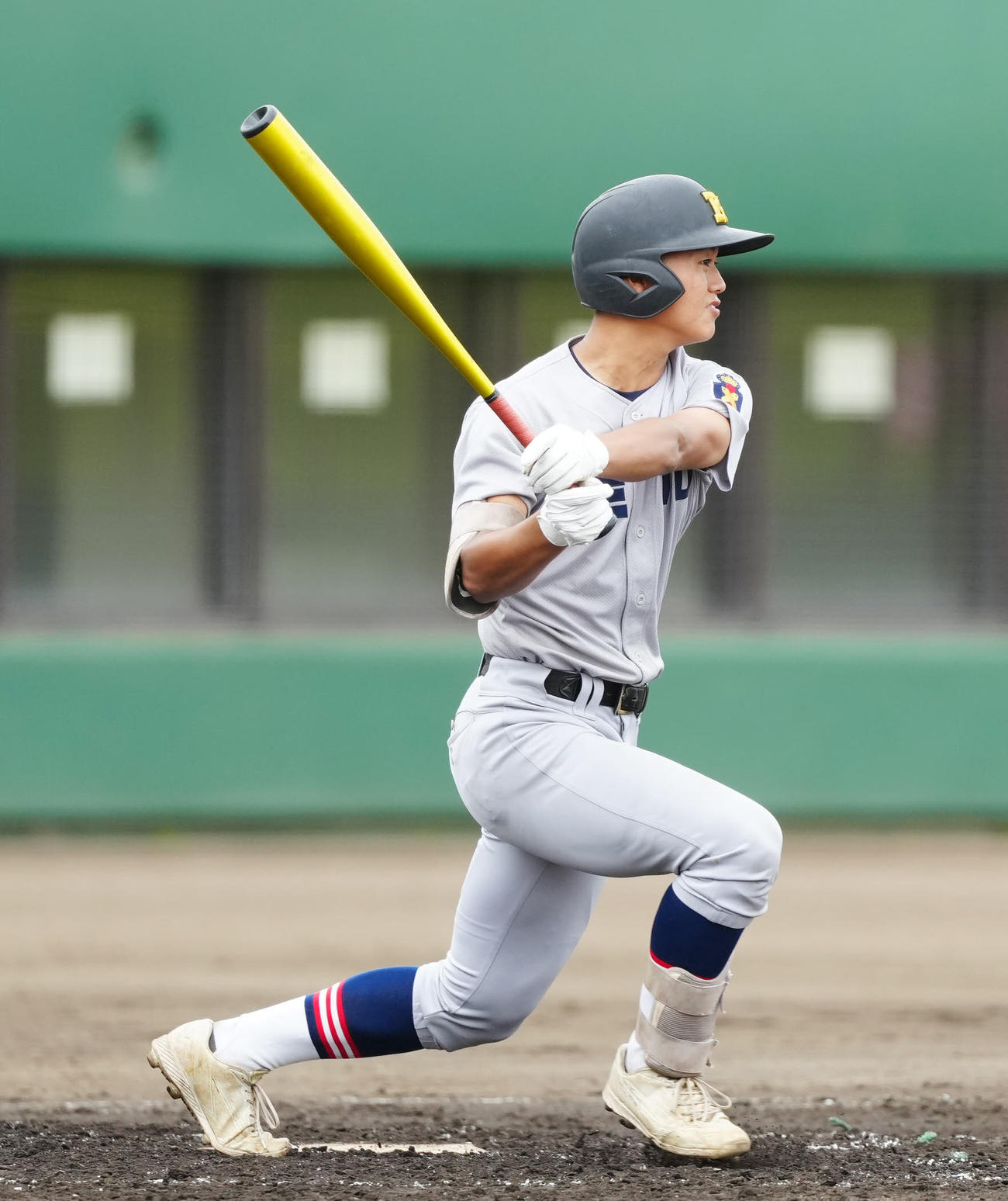 慶応対横須賀学院　3回表慶応無死、右前打を放つ酒井（撮影・江口和貴）