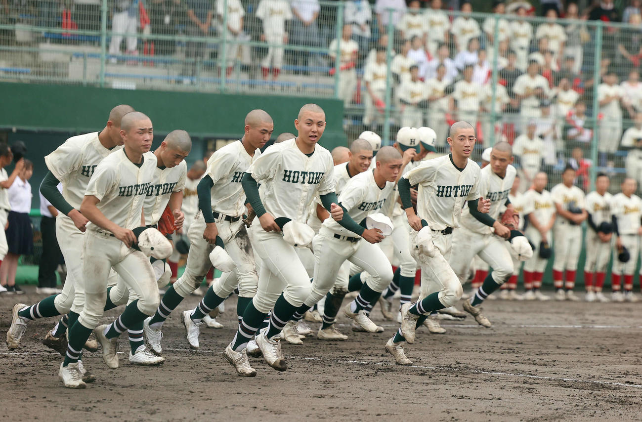 報徳学園対舞子　舞子に勝利し、応援席に向かって駆け出す報徳学園ナイン（撮影・前田充）