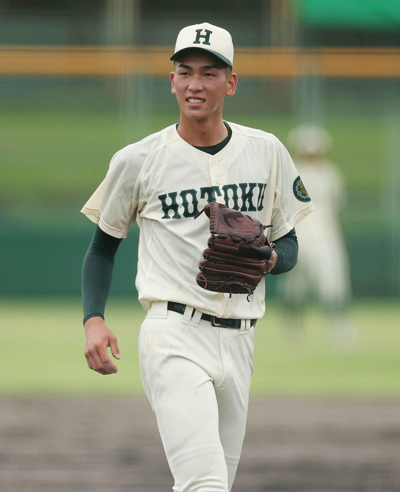 報徳学園対舞子　5回裏を投げ終えた報徳学園・今朝丸へベンチへ戻る（撮影・前田充）