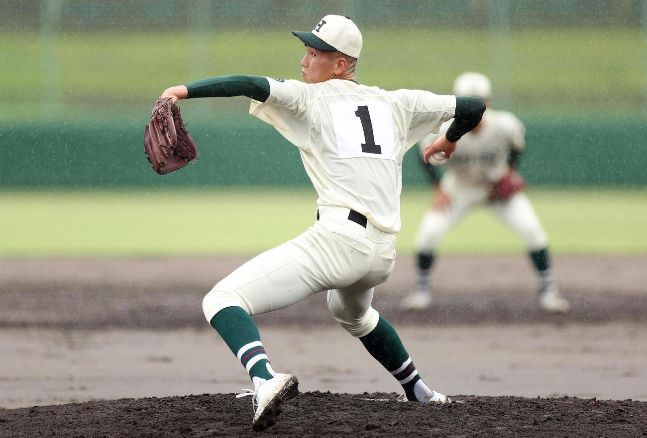 報徳学園対舞子　力投する報徳学園先発の今朝丸（撮影・前田充）