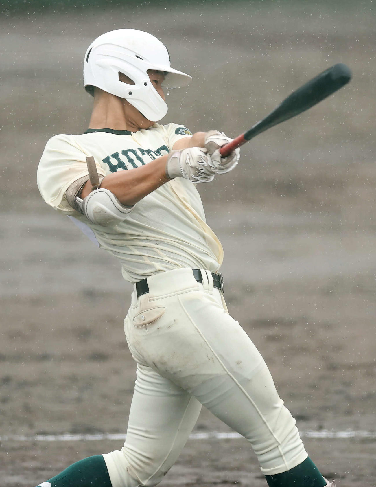 報徳学園対舞子　6回表報徳学園2死一塁、右翼線へ適時三塁打を放つ山岡（撮影・前田充）