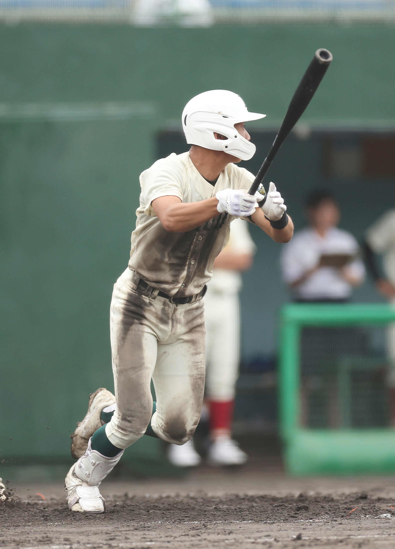 報徳学園対舞子　7回表報徳学園2死一塁、左越え二塁打を放つ安井（撮影・前田充）