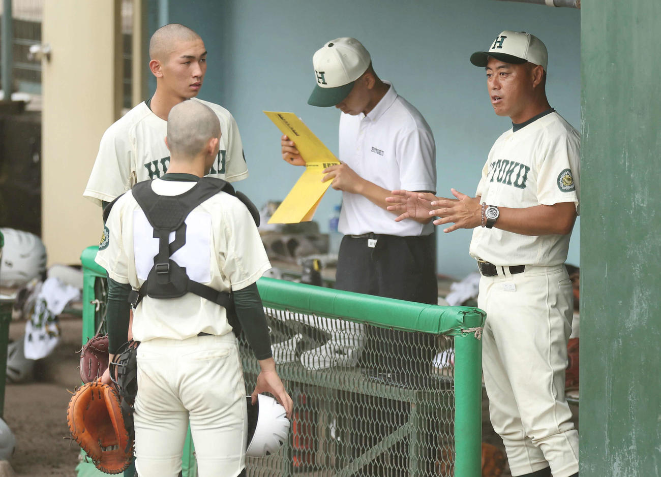 報徳学園対舞子　2回裏を投げ終えた報徳学園・今朝丸（左）と言葉を交わす大角監督（撮影・前田充）