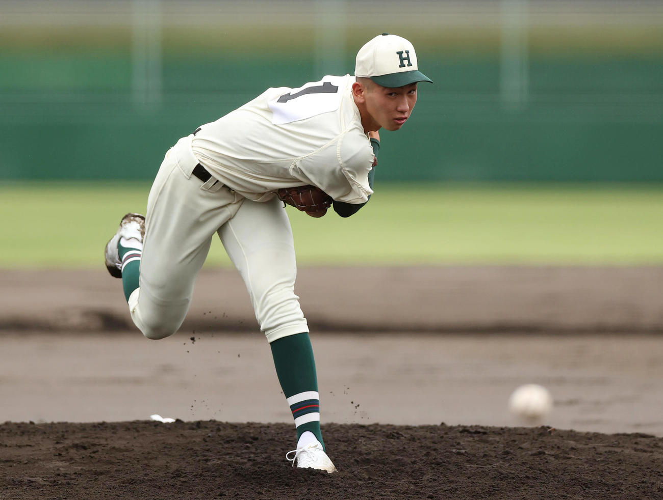 報徳学園対舞子　力投する報徳学園先発の今朝丸（撮影・前田充）