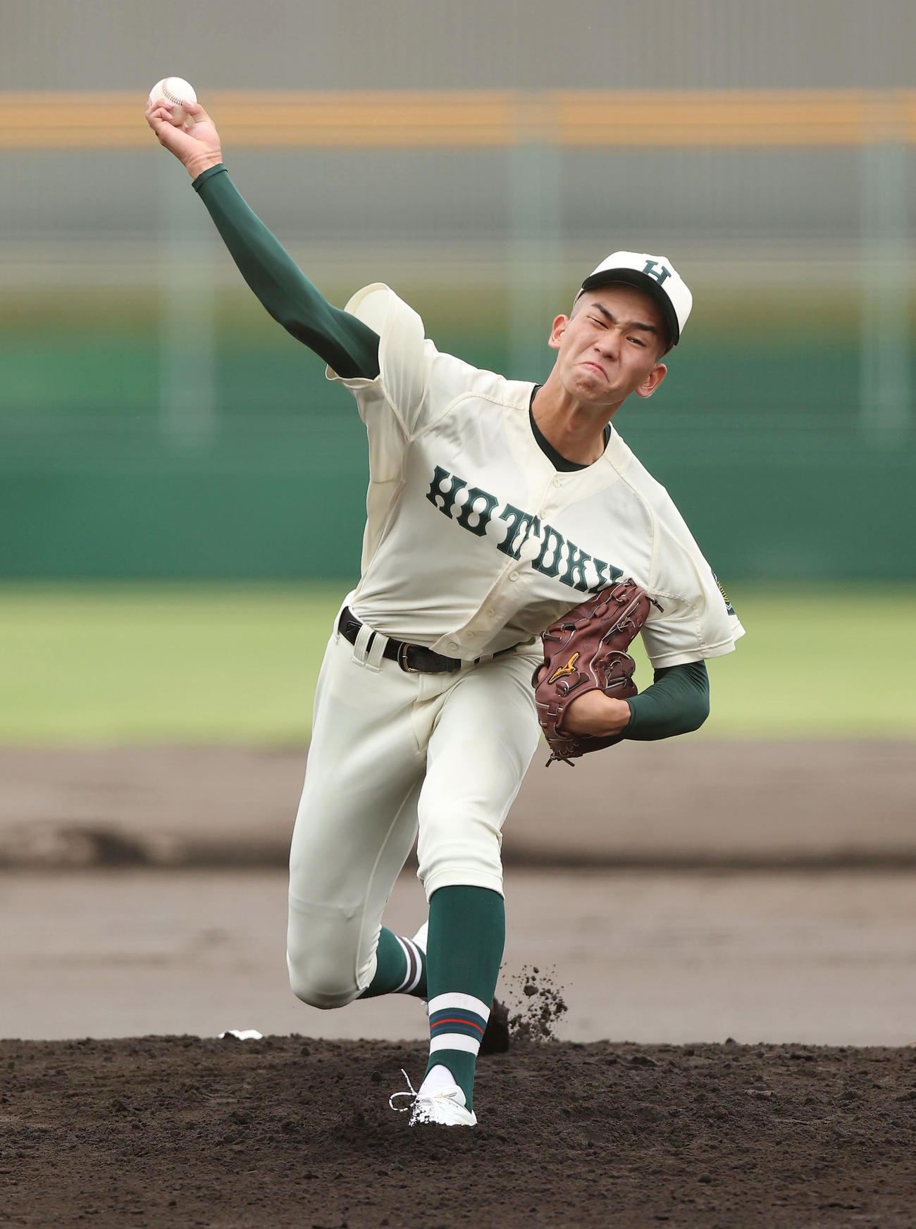 報徳学園対舞子　力投する報徳学園先発の今朝丸（撮影・前田充）