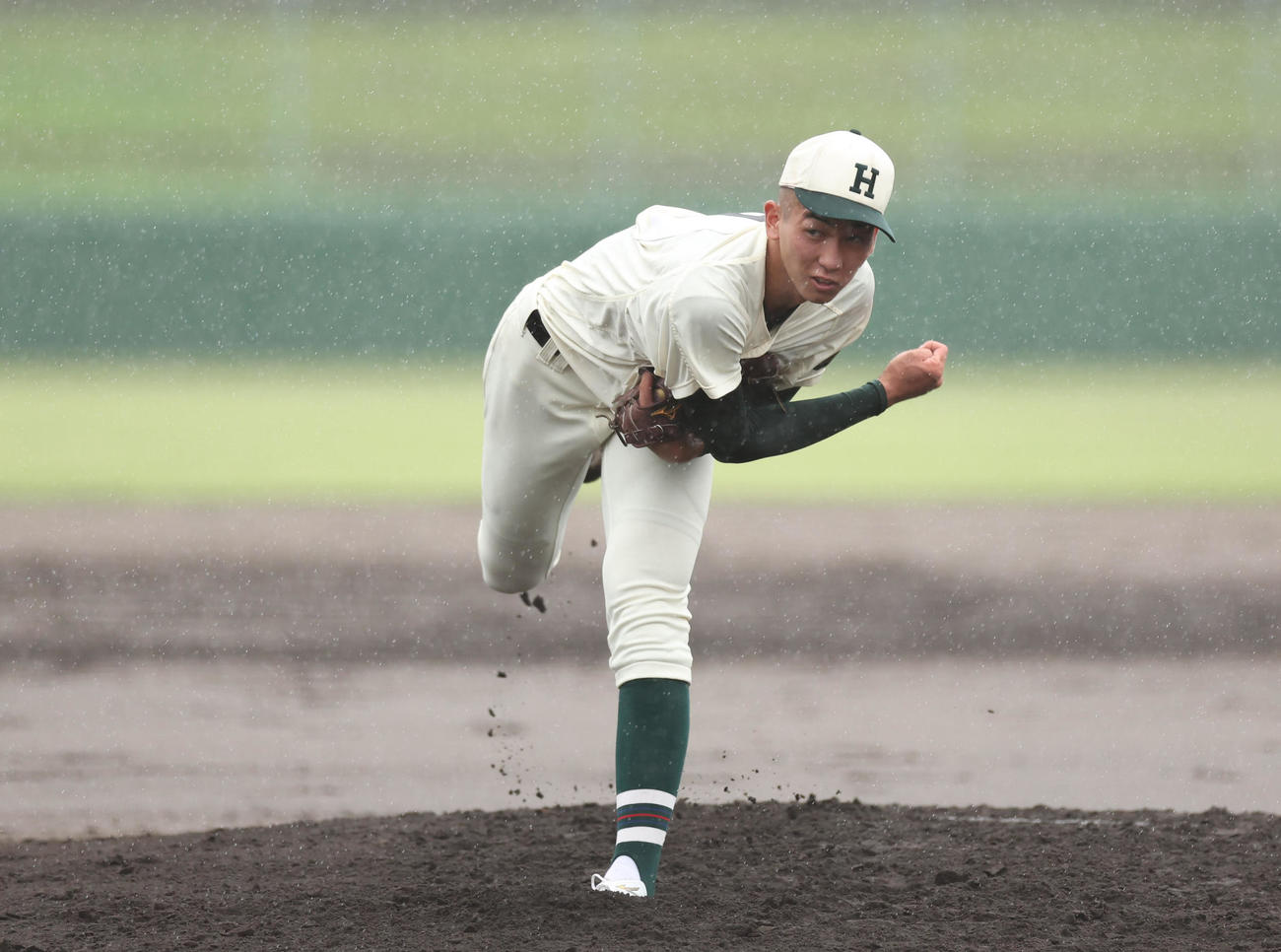 報徳学園対舞子　力投する報徳学園先発の今朝丸（撮影・前田充）