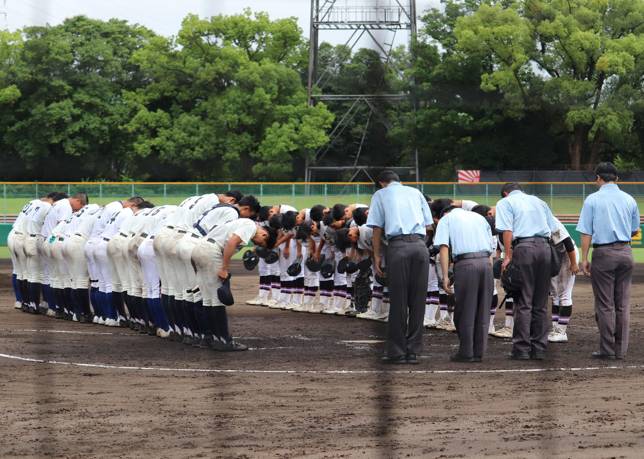 京都大会2回戦を終えて礼をする、塔南・開建ナイン（左側）と莵道ナイン