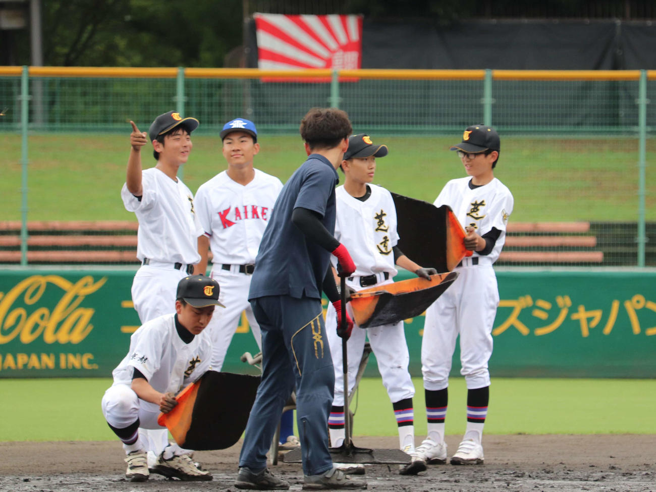 京都大会2回戦前にグラウンドを整備した、莵道、開建・塔南ナイン（撮影・中島麗）