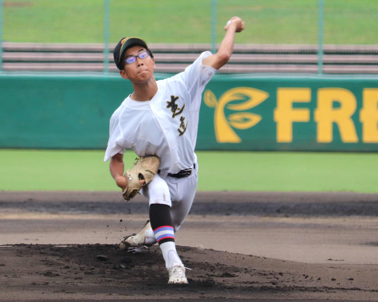 京都大会塔南・開建との2回戦に先発した、背番号1の莵道・村上大剛投手（3年）