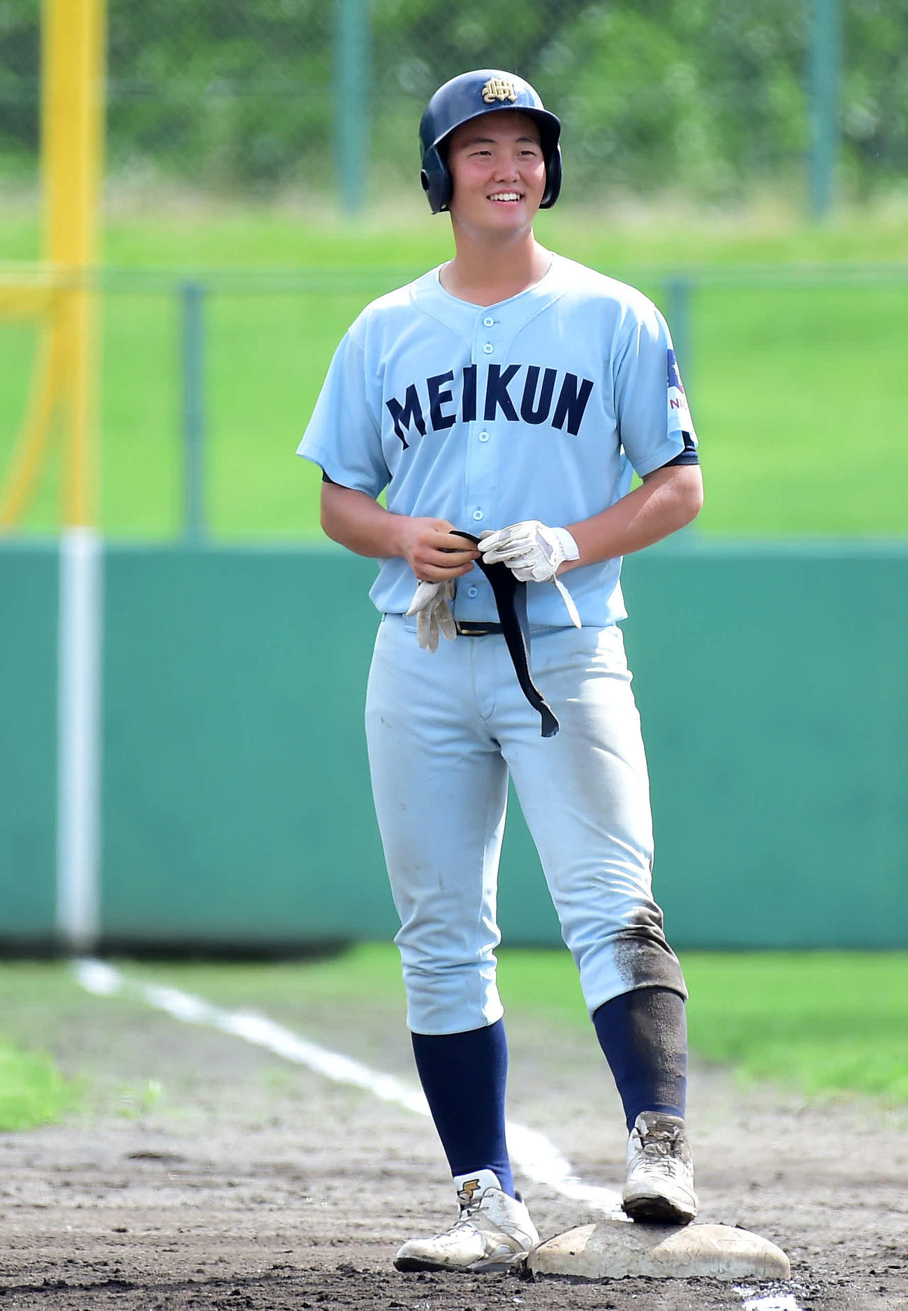 新潟明訓対新潟東　8回表新潟明訓2死三塁、左前適時打を放ち、笑顔を見せる成田