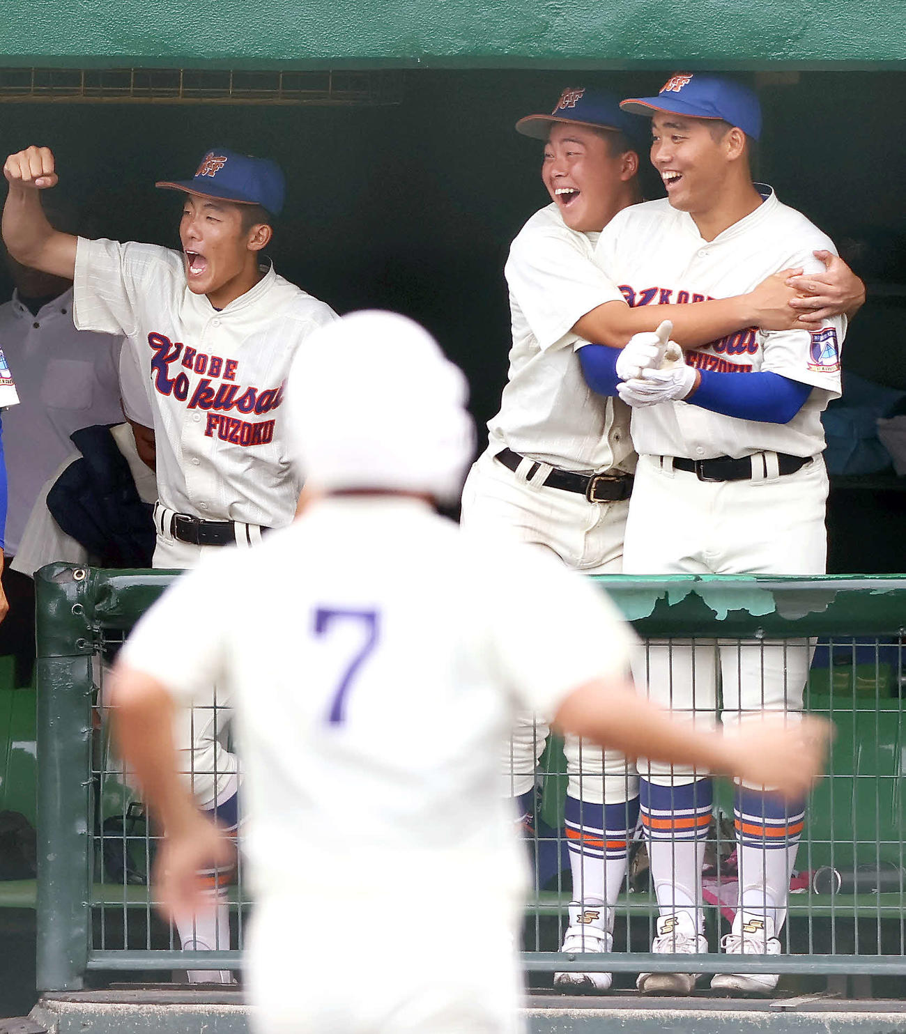 神戸国際大付対滝川　5回表神戸国際大付2死三塁、横山の二塁適時内野安打で同点に追いつき笑顔を見せる津嘉山（右）（撮影・上山淳一）