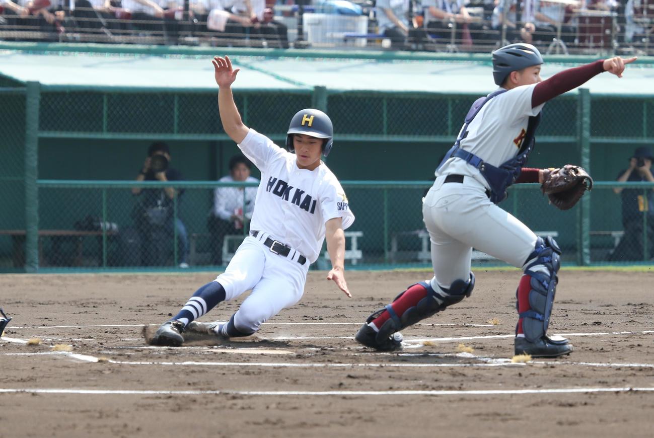 札幌光星対北海　1回表北海1死二、三塁、4番大石広那捕手のスクイズで、片岡誠亮中堅手は先制のホームイン（撮影・中島洋尚）