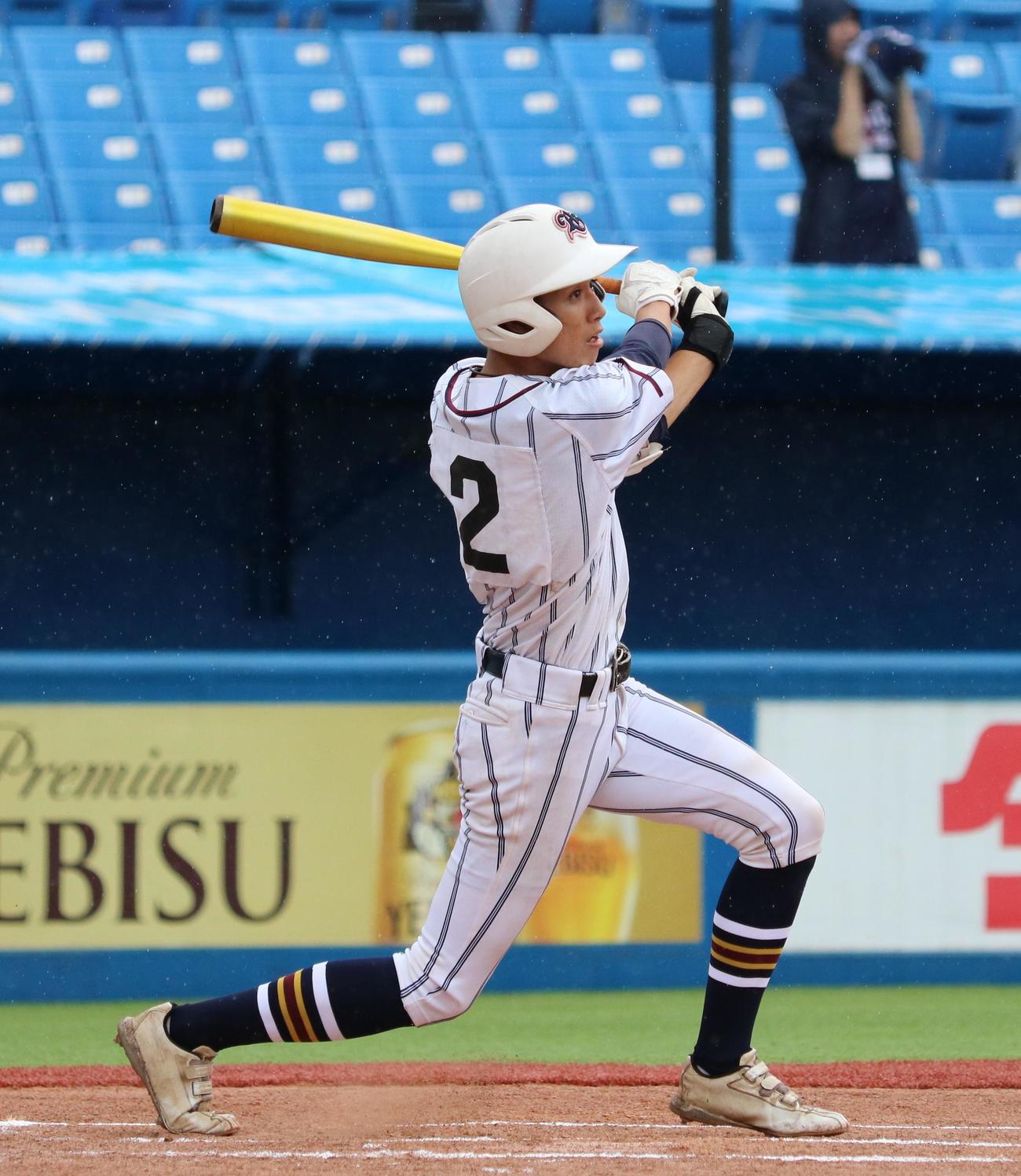 足立学園対高輪　1回表足立学園2死二塁、右方向へ先制適時三塁打を放つ岡田（撮影・深田雄智）