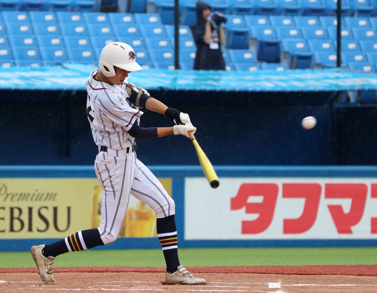 足立学園対高輪　1回表足立学園2死二塁、右方向へ先制適時三塁打を放つ岡田（撮影・深田雄智）