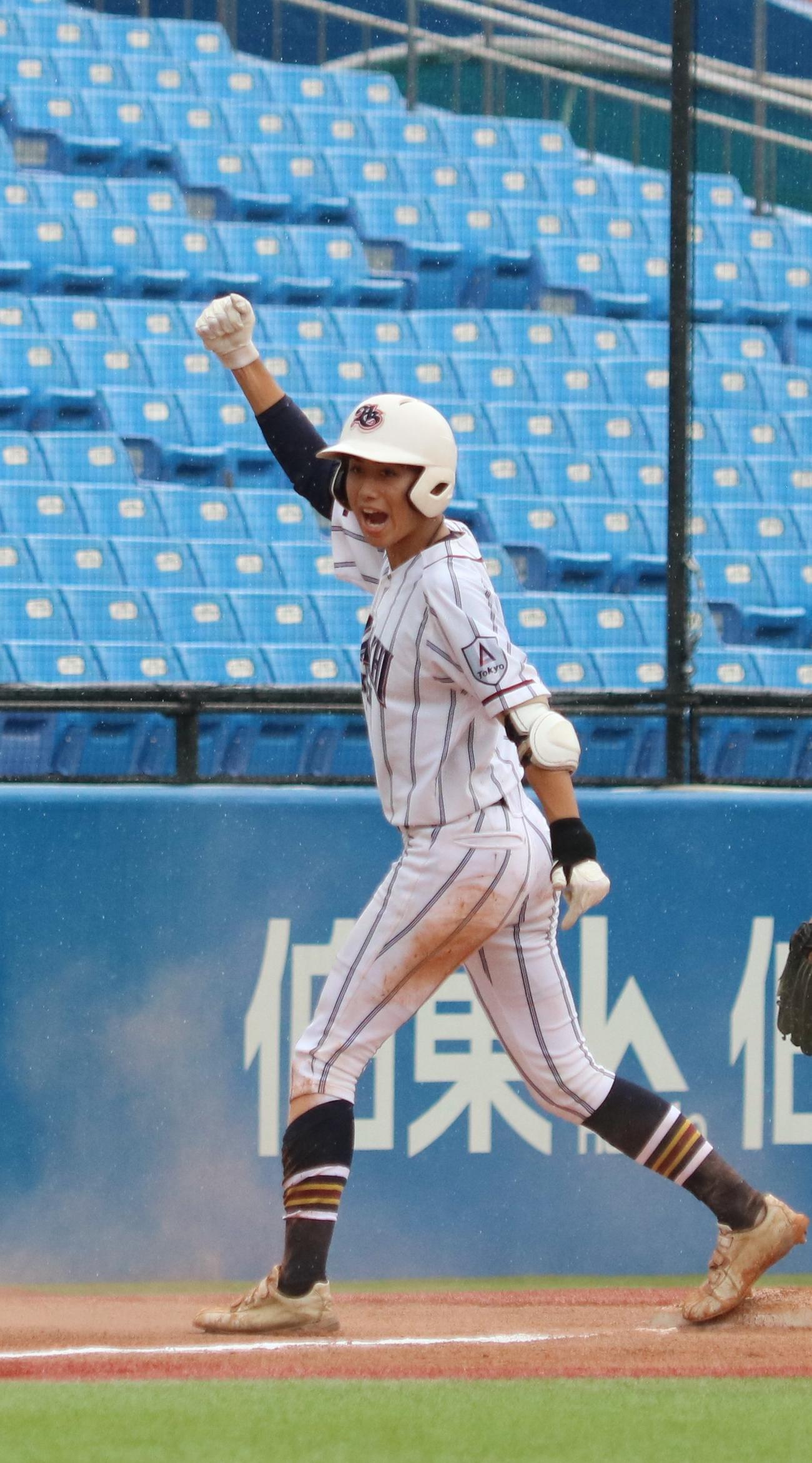 足立学園対高輪　1回表足立学園2死二塁、右方向へ先制適時三塁打を放ち、塁上でガッツポーズする岡田（撮影・深田雄智）
