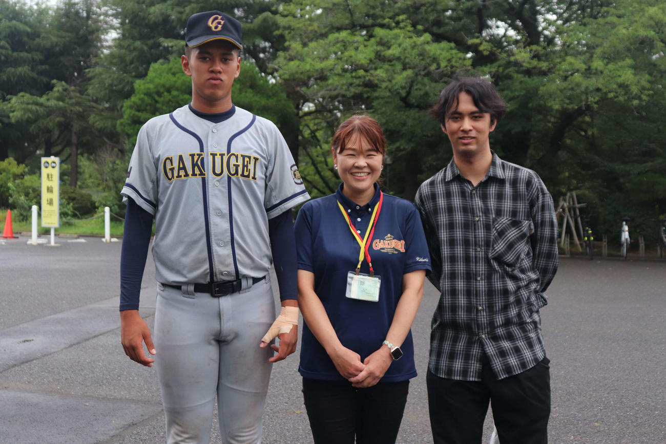 試合後、家族で勝利を喜ぶ、左から千葉学芸のエース・菊地ハルン、母知恵子さん、兄レハンさん（撮影・保坂淑子）