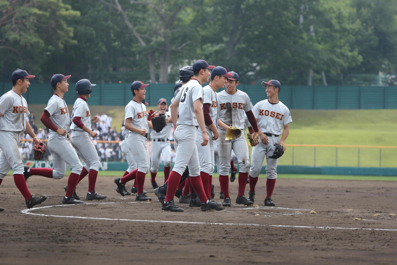 札幌光星対北海　北海にコールド勝ちし、笑顔を見せる札幌光星ナイン（撮影・中島洋尚）
