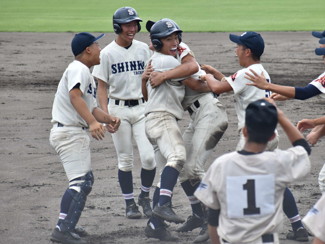 延長10回裏2死満塁から左翼線への逆転サヨナラ打を放ち、仲間と抱き合って喜ぶ神港橘・根木沁太（中央）（撮影・古財稜明）