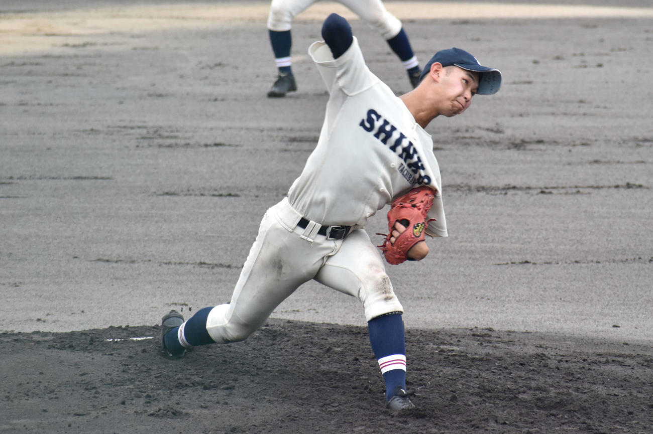 小野との2回戦で先発した神港橘・中間裕瑛（撮影・古財稜明）