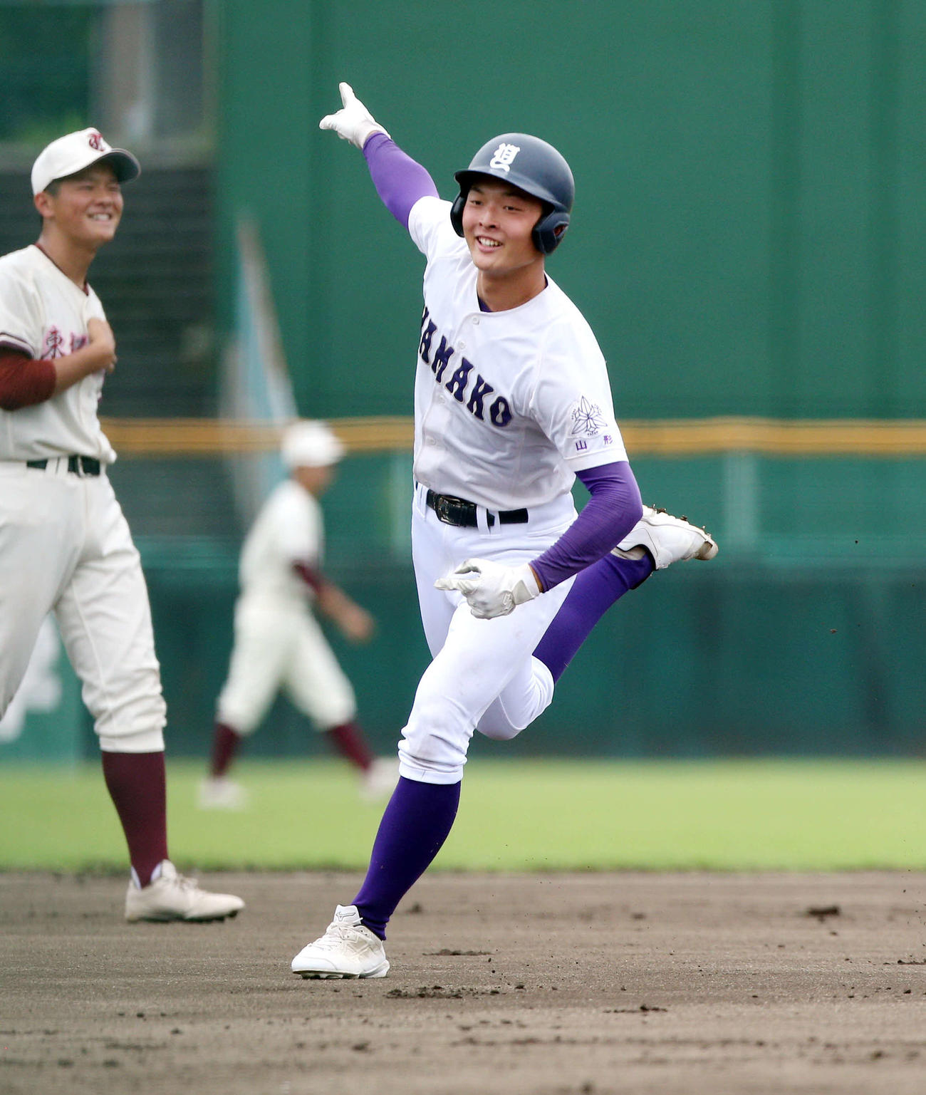 山形工対東桜学館　1回表山形工2死一塁、大会第1号の左越え本塁打を放ち、右手を突き上げダイヤモンドをまわる山形工・佐竹（撮影・木村有優）