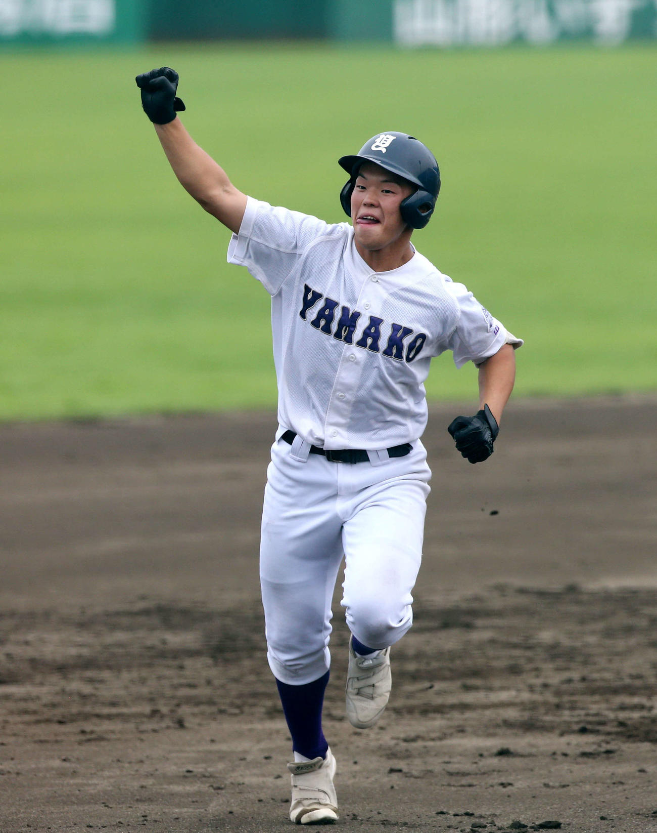山形工対東桜学館　公式戦初本塁打にガッツポーズを決める山形工・伊藤（撮影・木村有優）