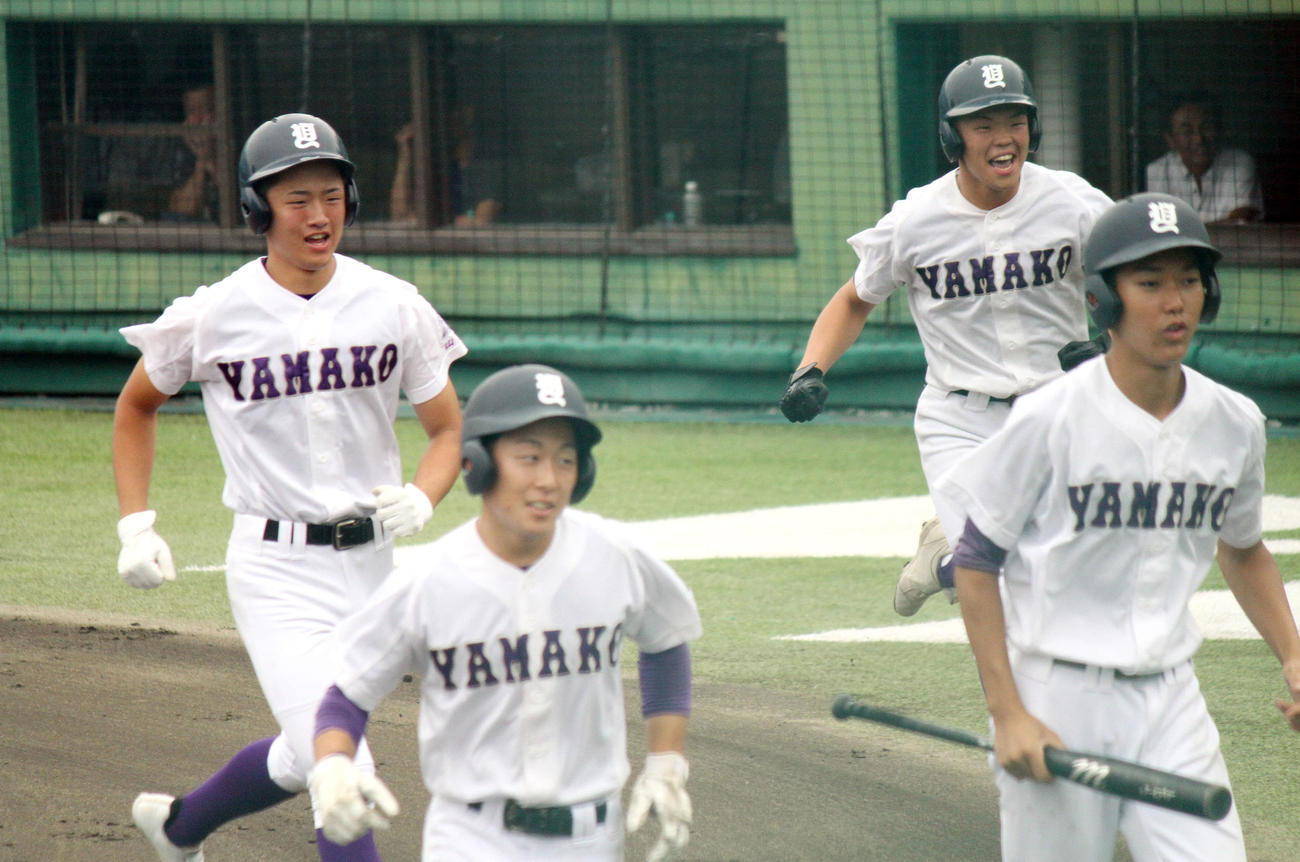 山形工対東桜学館　2回表山形工1死一、二塁、3点本塁打を放ち、笑顔でベンチに戻る山形工・伊藤（後方右）（撮影・木村有優）