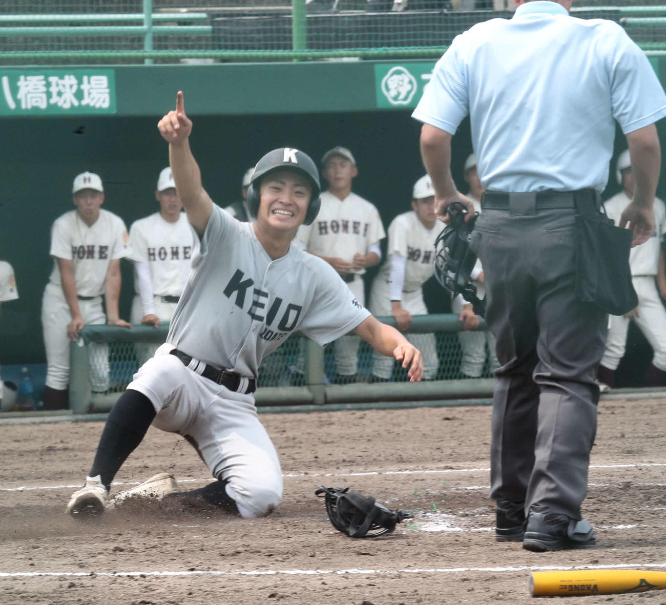 大館桂桜の三浦万里は先制ホームをすべり込みながらガッツポーズ