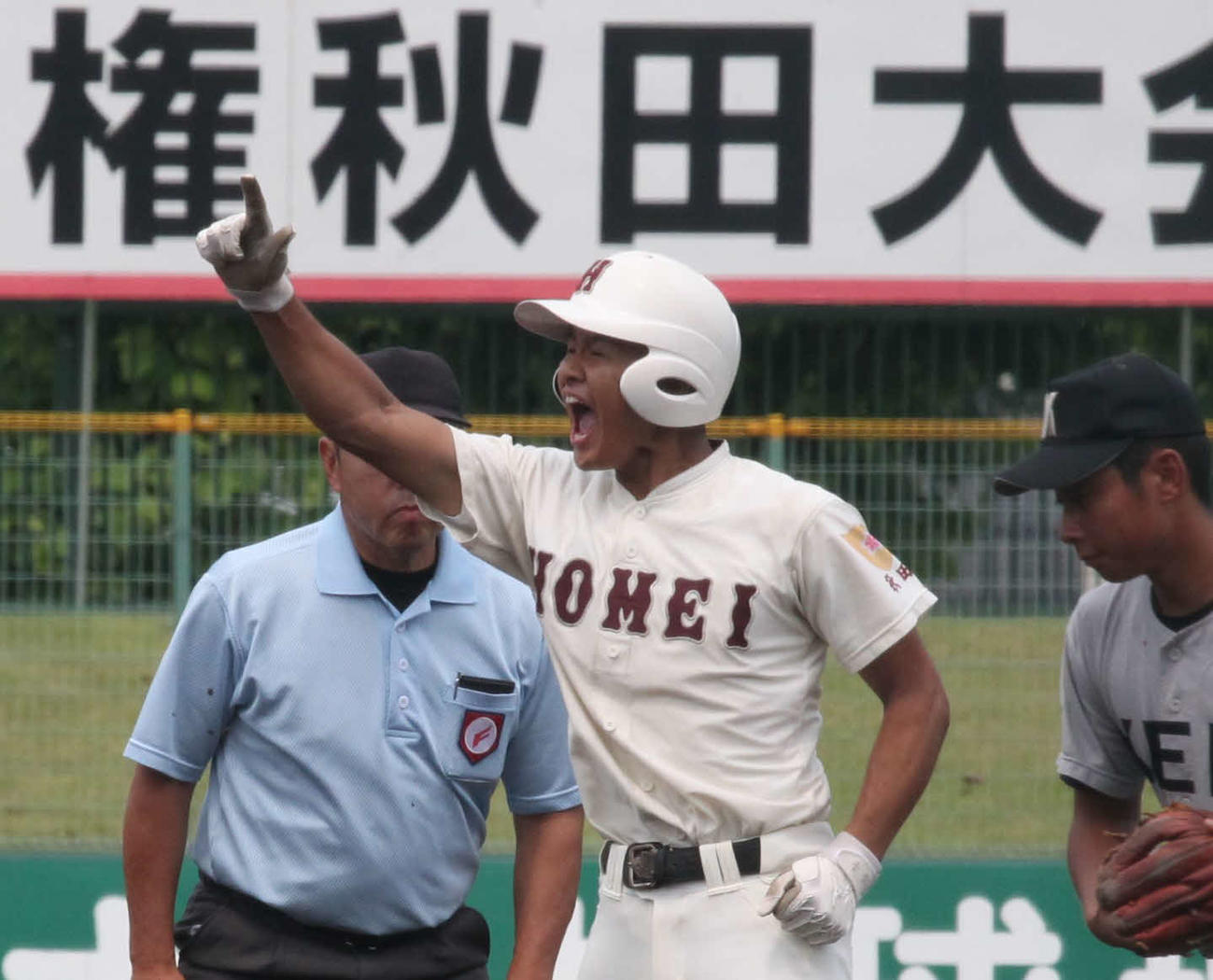 大館鳳鳴の高橋主将は、1回に二塁打を放ちガッツポーズで盛り上げた