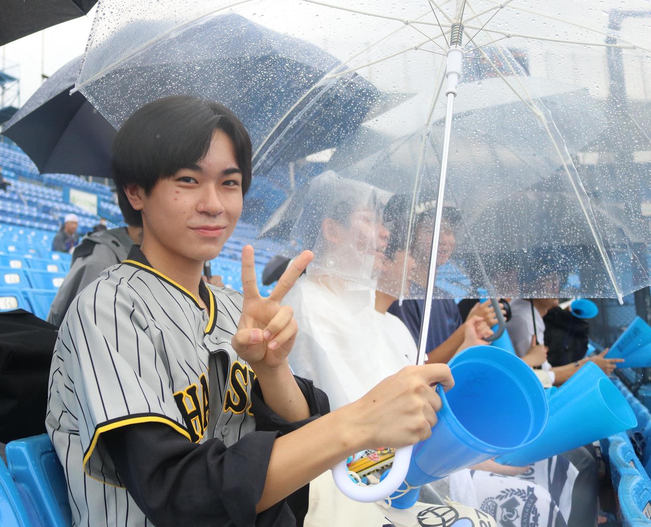 足立学園対高輪　阪神ファンの生徒は近本のユニホームを身につけて応援する（撮影・深田雄智）
