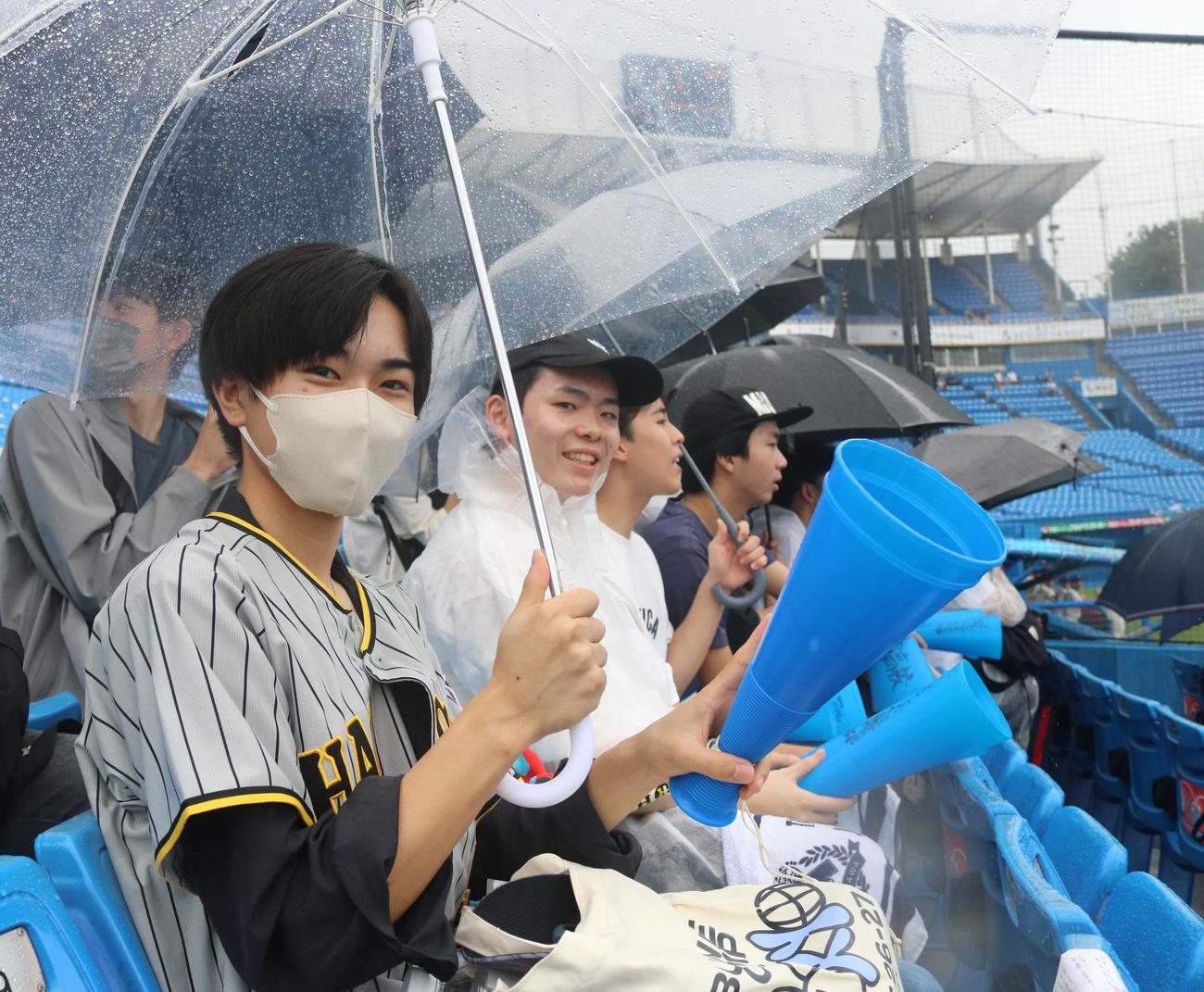 足立学園対高輪　応援に駆けつけた高輪の3年生のみなさん（撮影・深田雄智）
