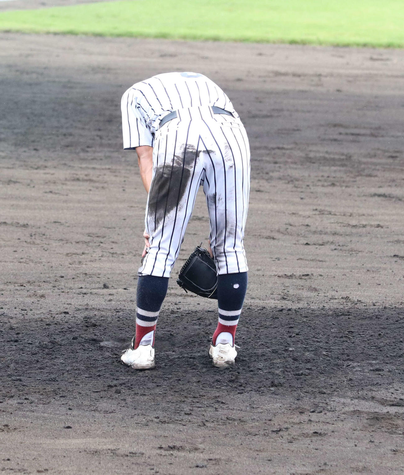 我孫子二階堂対千葉敬愛　9回裏千葉敬愛一死満塁、サヨナラ打を浴び膝に手をつく我孫子二階堂・神谷（撮影・水谷京裕）